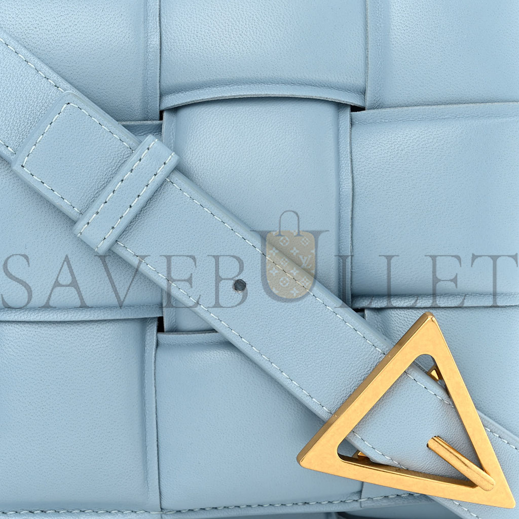 BOTTEGA VENETA NAPPA MAXI INTRECCIO PADDED CASSETTE CROSSBODY BAG ICE  (25*18*8cm)